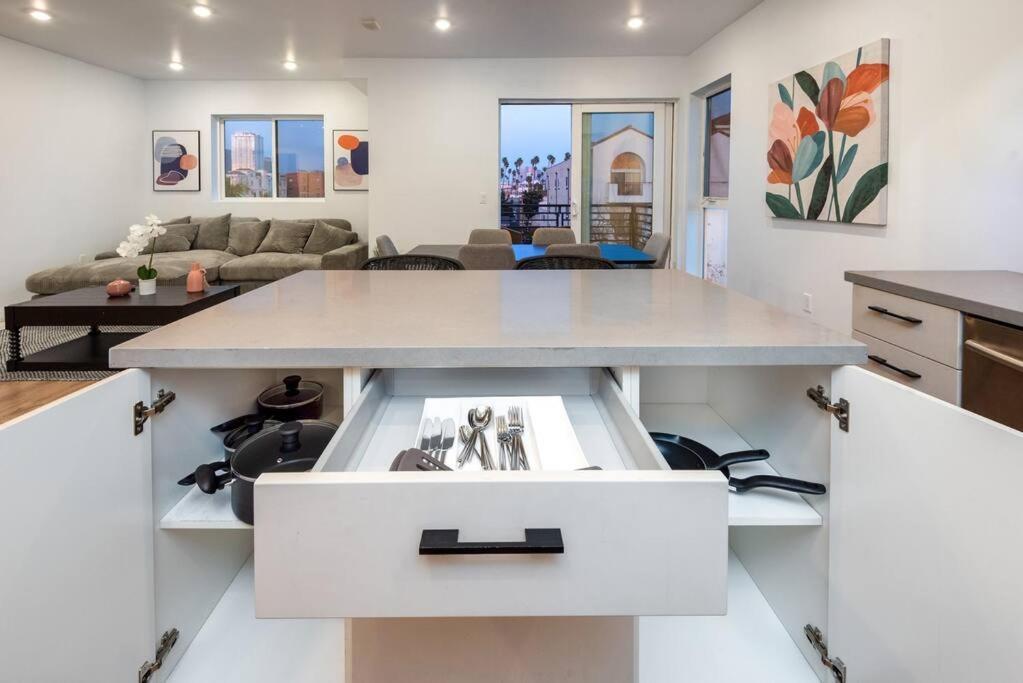 Chic And Elegant 2-Bedroom Haven W/ Roof Deck Los Angeles Exterior photo