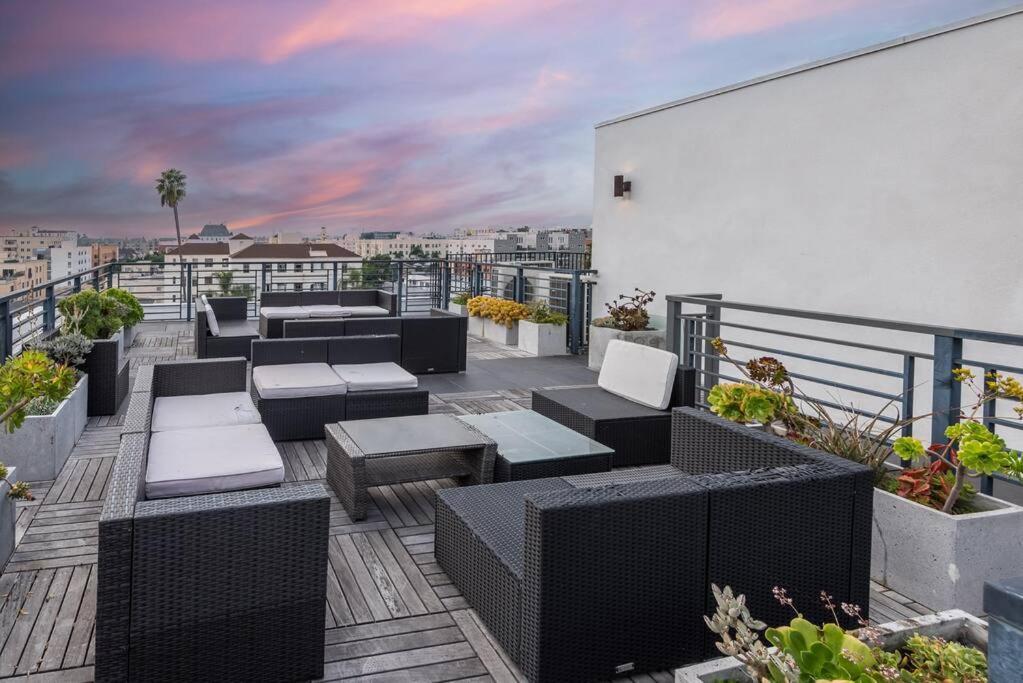 Chic And Elegant 2-Bedroom Haven W/ Roof Deck Los Angeles Exterior photo